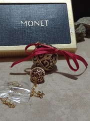 Monet 2008 Keepsake Jewel Box w/Star Ball Charm Pendent Necklace Gold -Tone Red