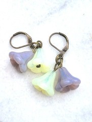 SALE! VINTAGE URANIUM TRUMPET FLOWER YELLOW/LILAC GLASS NECKLACE SET OOAK BIG!