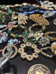 Vintage Jewelry Scrap Lot Repair Craft Harvest Rhinestone Beads Brooches 50+