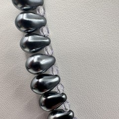 Vintage 80s 90s Elegant Silver Tone Teardrop Pearl-Style Beaded Necklace Jewelry