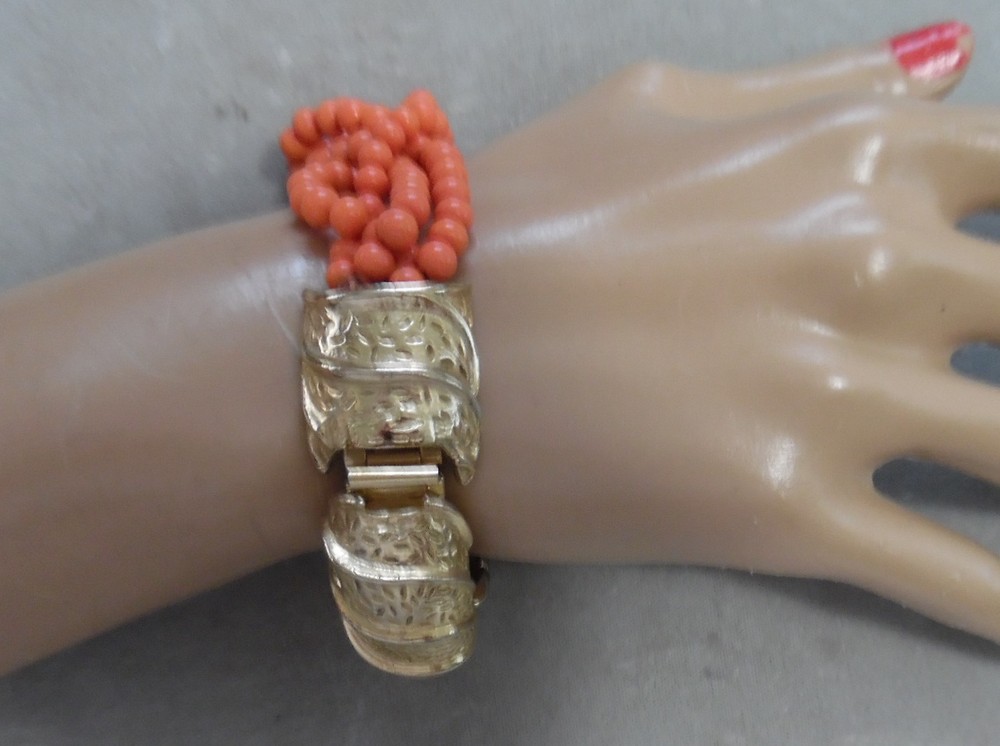 VINTAGE COSTUME BRACELET FAUX CORAL W, GOLDTONE BAR TOP CLASP