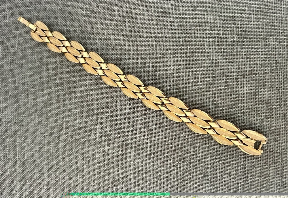 Vintage CROWN “TRIFARI” Brush Gold Tone Leaf Bracelet 7