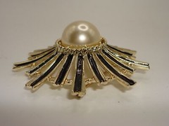 VINTAGE 1970-80’S ERA BLACK ENAMEL & FAUX PEARL BROOCH & EARRINGS SET!