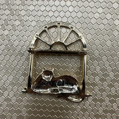 Vintage JJ CAT ON THE WINDOW gold toned brooch. See pics. Signed.
