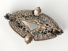 Art Deco Molded Faux Jade Green Czech Art Glass Filigree Silvertone Brooch