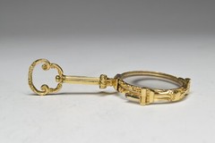 Vintage 14K Gilt Plated Flower Pattern with Glass Moveable Glass/ Mag