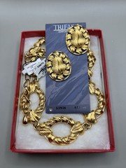 VTG 80’s TRIFARI CHUNKY GOLD-TONE PANEL LEAF & IVY NECKLACE / CLIP ONS NWT & BOX