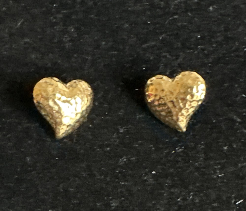 Avon Precious Hearts Earrings VTG 1980’s Hammered Texture 3/4″ Gold Tone
