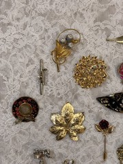 Lot of 19 Varied Size & Styled Pin Brooches Jewelry Some Vintage Some Modern