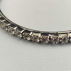 1950s Vintage Bangle Bracelet with a Single Row of Clear Rhinestones – 1950s