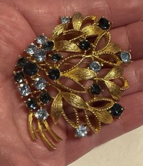 Mint Condition Gorgeous Vintage LISNER Signed Blue Rhinestone & Gold-Tone Brooch