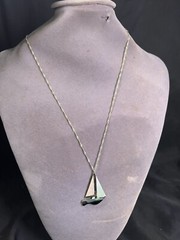 VINTAGE 925 STERLING SILVER MOP INLAYED SAILBOAT PENDANT ON 20” 2MM CHAIN