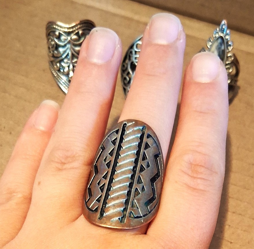 ***SHIPS FREE *** 1980’s Chunky Metal Aztec Chevron style size 8 Ring.