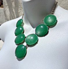 Vintage 1960 – 70s Emerald Green Glitter Lucite Acrylic Statement Necklace 19.5″