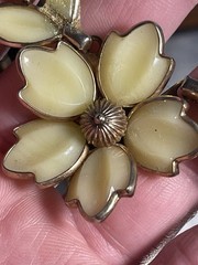 Vintage Signed Crown TRIFARI Poured Glass Bezel Flower Necklace 15.5″ pls read