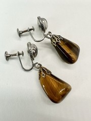 ⛎ Vintage Tiger Eye Dangle Screw Back Earrings Shell Top Gold Brown Stone Pair