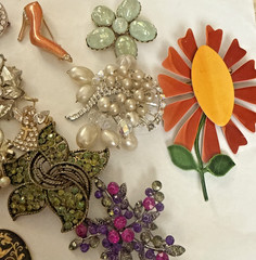 Vintage To Now Lot Of 18 Unsigned (1 signed) Gorgeous Brooch & Pin