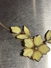 Vintage Signed Crown TRIFARI Poured Glass Bezel Flower Necklace 15.5″ pls read