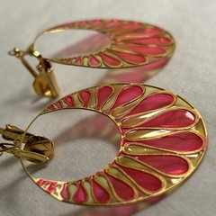 Vintage hot pink hoop earrings Gold wire teardrop petals round MOD groovy hoops
