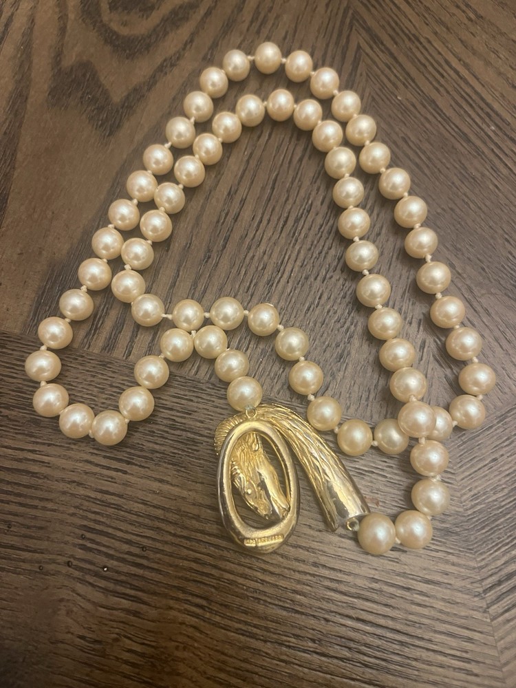 LES BERNARD FAUX PEARL GOLD TONE (WEAR NOTED) RAM HEAD CLASP NECKLACE 34IN LONG