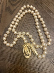 LES BERNARD FAUX PEARL GOLD TONE (WEAR NOTED) RAM HEAD CLASP NECKLACE 34IN LONG