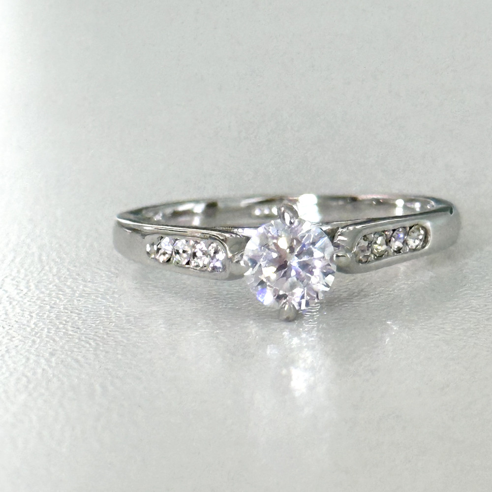 Ladies 18K White Gold Plated Clear CZ Sparkly Engagement Style Band Ring Size 9