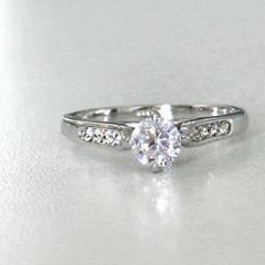 Ladies 18K White Gold Plated Clear CZ Sparkly Engagement Style Band Ring Size 9