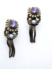 VINTAGE ANTIQUE GOLD TONE KARU BEAD CABOCHON FAUX PEARL TASSEL CLIP ON EARRINGS