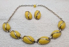 Yellow Thermoset In Gold Tone Necklace & Matching Clip Earrings Set Vintage