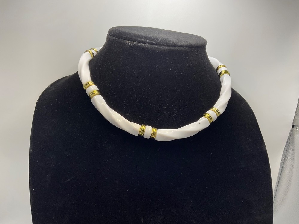 VINTAGE CLASSIC ACRYLIC White with gold-tone accent necklace 16 inches Short
