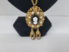Vintage 28″ Gold Toned Cameo Necklace Filgree Pendant w/faux seed pearls