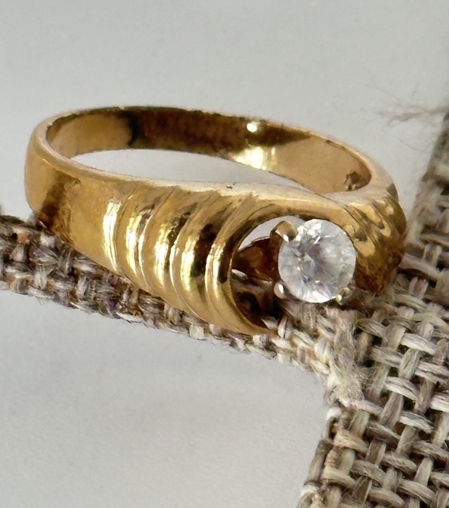 Vintage Thailand Gold-Tone Solitaire Ring – Ribbed Swirl Design