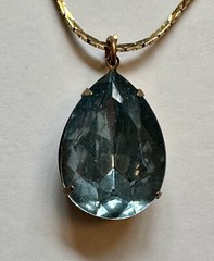 VINTAGE BLUE AQUAMARINE COLOR TEAR DROP GLASS PENDANT 1 1/4″ necklace 24″ vtg BR