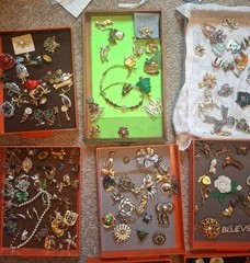 COSTUME JEWELERY LOT 200 + PIECES SOME SIGNED IN GOOD TO VERY GOOD CONDITION