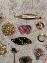 Lot of 19 Varied Size & Styled Pin Brooches Jewelry Some Vintage Some Modern
