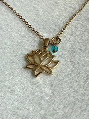 Avon Gold Tone Openwork Lotus Flower Pendant Necklace Blue Bead NWT 20″