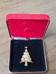 Vintage gold-tone Christmas tree brooch with clear rhinestones and secure clasp