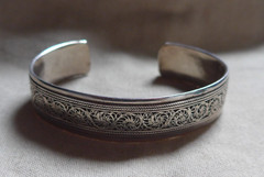 vtg 925 Sterling Silver Bangle Bracelet with Himalayan Nepal Filigree Motif 8″