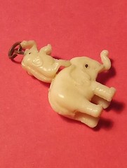 ELEPHANT & BABY ON BACK LUCKY PENDANT GREAT FOR ANY VINTAGE COLLECTION!