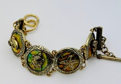 Vintage 1990s Gold Tone Lucite Sea Life Toggle Bracelet 7”
