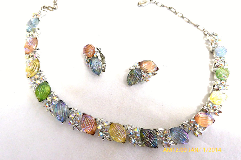 RARE LISNER IRIDESCENT RIBBED GLASS RHINESTONE FRUIT SALAD NECKLACE EARRINGS SET