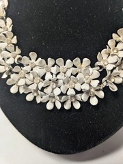 Vintage 1950s-1960s White Daisy Choker Necklace With Hook Clasp Costume Jewelry