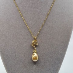 CAROL LEE SIGNED VINTAGE GOLDEN FAUX PEARL GOLDTONE CHAIN NECKLACE 15″