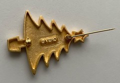 VINTAGE VERO CHRISTMAS TREE PIN BROOCH GOLD TEXTURED SIGNED MCM HTF 70s 31