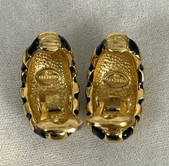 Vtg Signed Graziano Raised Gold Tone Design & Black Enamel Clip On Earrings 1”