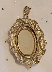 Vintage Retro Ornate CAMEO PENDANT Carved Lady Acrylic/Resin Gold Tone ESTATE