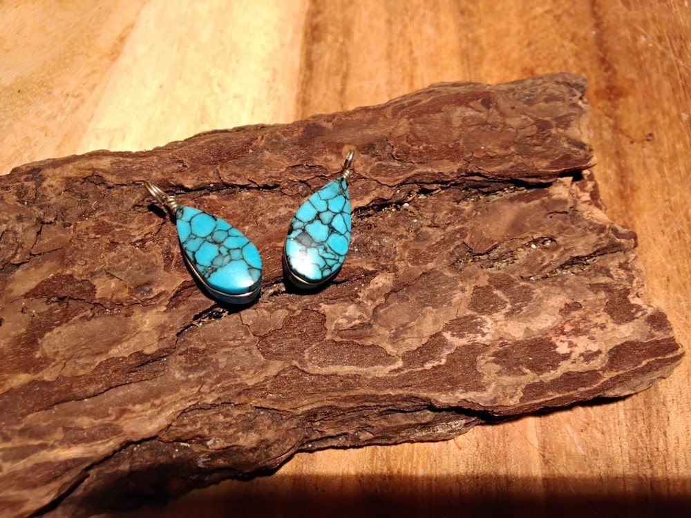 ♡ Beautiful Vintage Spiderweb Turquoise Teardrop Pendants ♡