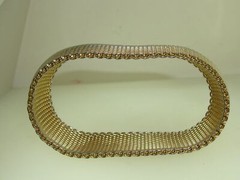 LOVELY VINTAGE 1970-80’S WIDE GOLD TONE MESH BANGLE BRACELET! 8 1/2″
