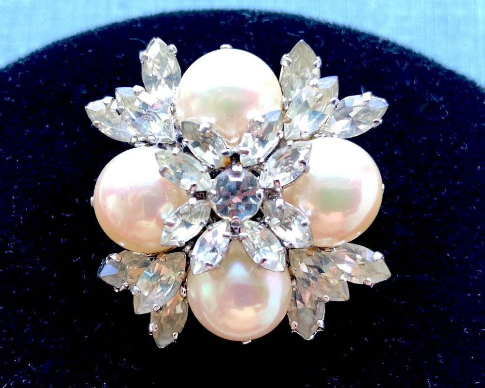 STUNNING 1968 CHRISTIAN DIOR – GERMANY PEARLS & RHINESTONES PIN