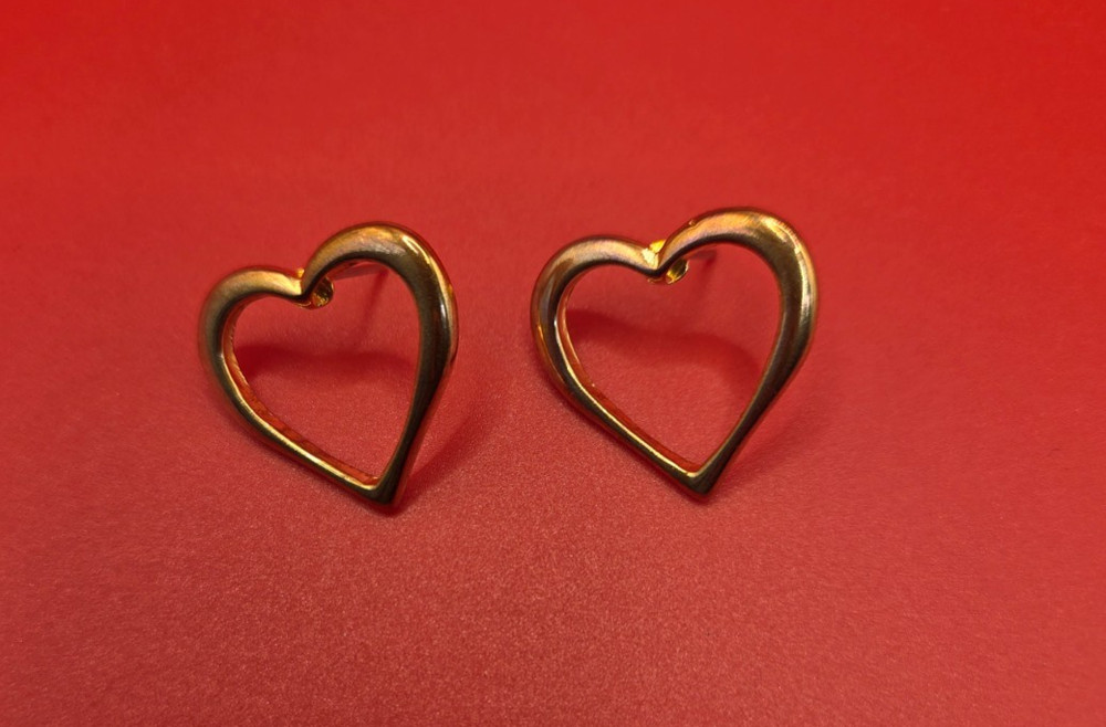 Vintage Gold Tone Heart Stud Earrings Perfect For Your Valentine (7/8 inch)